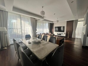Shared Dormitory, 1 Bedroom, Accessible, Smoking | Dining room