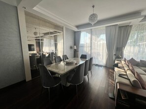 Dortoir partagé, 1 chambre, accessible aux personnes à mobilité réduite, fumeur | Salle à manger