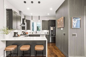 Fridge, microwave, oven, stovetop - Luxury House in Nashville with Rooftop Deck (Nashville)