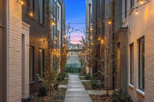 Gated Luxury in Nashville: Rooftop Views+Fire Pit