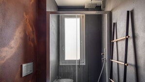 Une salle de bain moderne avec une douche à parois de verre, des toilettes et un lavabo.