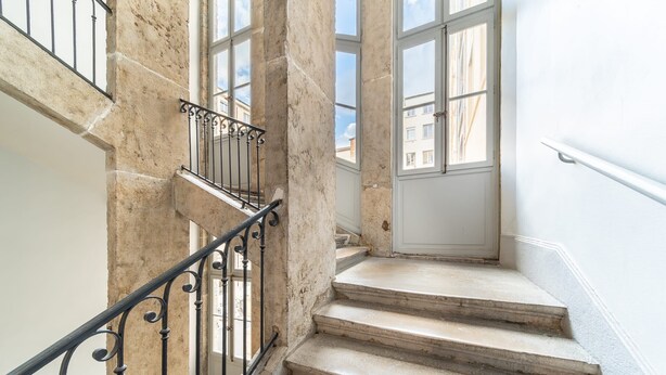 A stone staircase with metal railings leading to a door with windows. - Smartstay - Suites Opera Barbara 3CH/8P (Lyon)