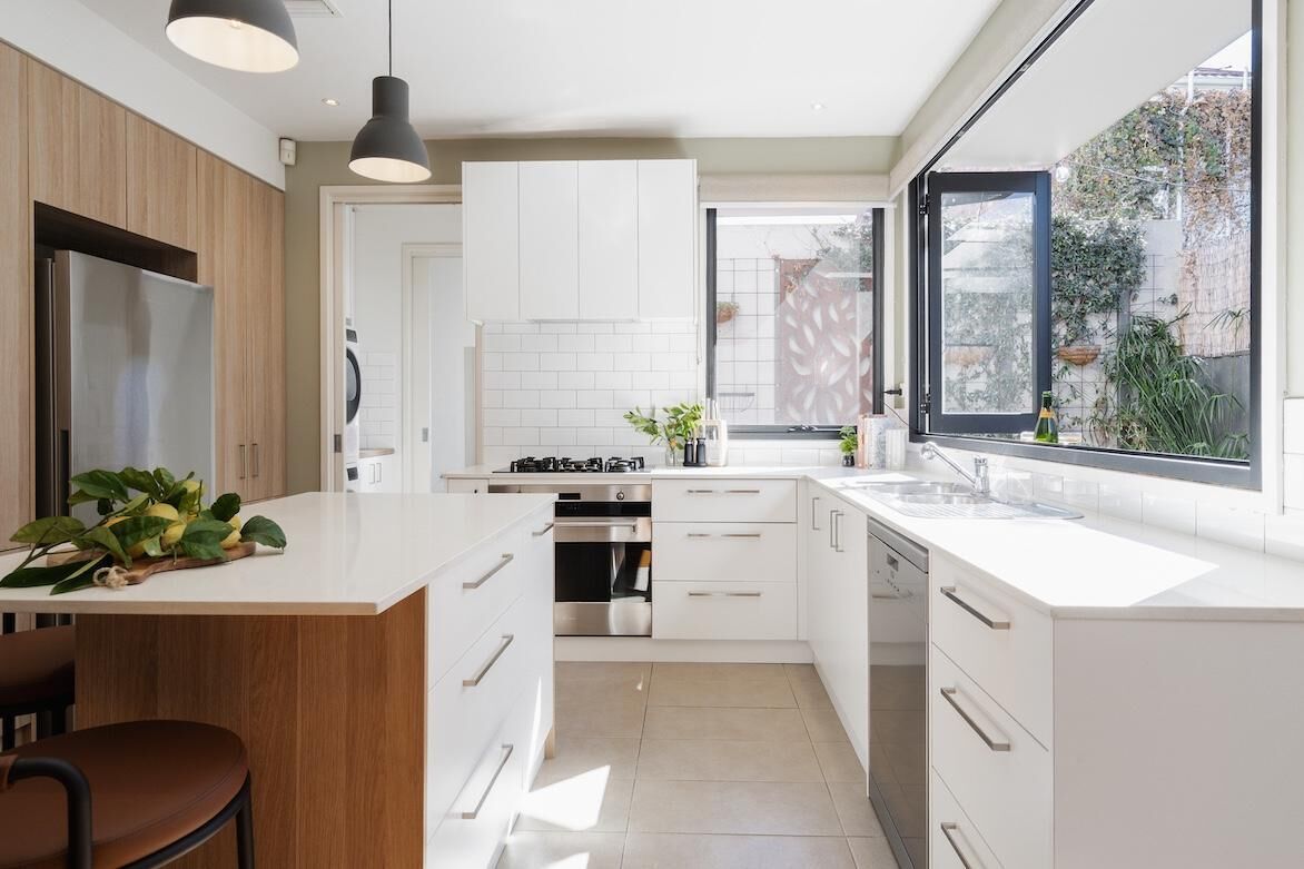 Réfrigérateur, four, lave-vaisselle, cafetière/bouilloire