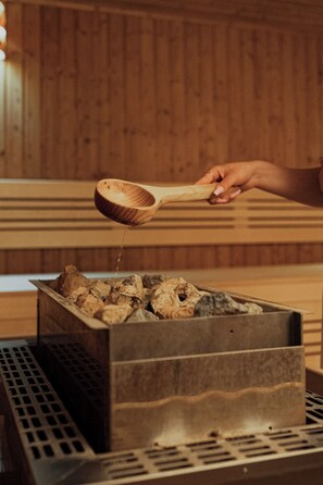 Sauna, bañera de hidromasaje, baño turco, masajes tailandeses, masajes 