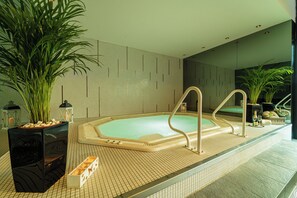 Sauna, bañera de hidromasaje, baño turco, masajes tailandeses, masajes 