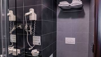 Standard-Doppelzimmer, Stadtblick | Badezimmer | Kostenlose Toilettenartikel, Haartrockner, Handtücher, Shampoo