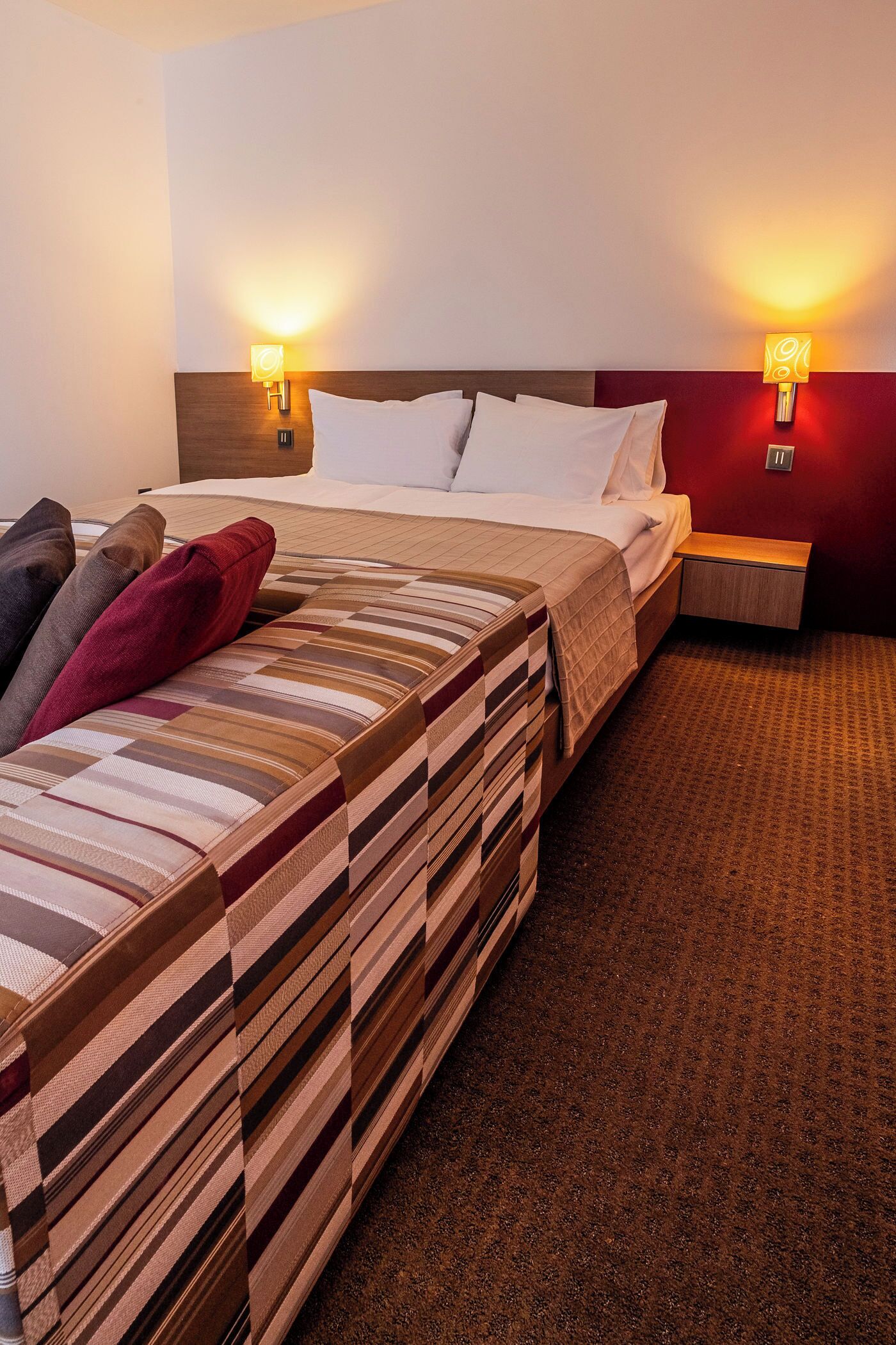 Deluxe vierpersoonskamer | Een kluis op de kamer, een bureau, een laptopwerkplek