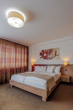 Phòng đôi Deluxe | Két bảo mật tại phòng, bàn, khu vực làm việc phù hợp cho laptop 