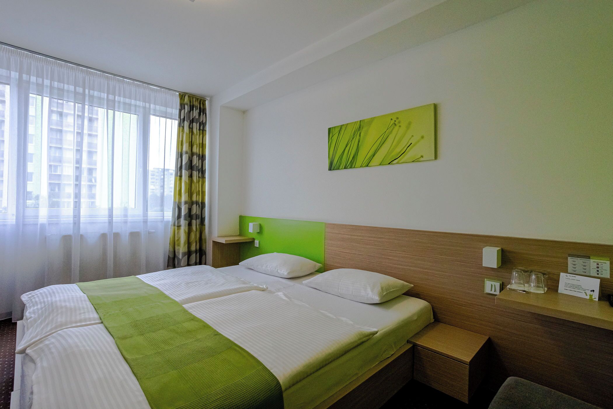 Dobbeltrom – standard | Safe på rommet, skrivebord og skrivebord for bærbar PC