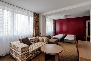 Family Room | In-room safe, desk, laptop workspace, iron/ironing board - Hotel Alibaba Kongres Hotel & Spa (Humenne)
