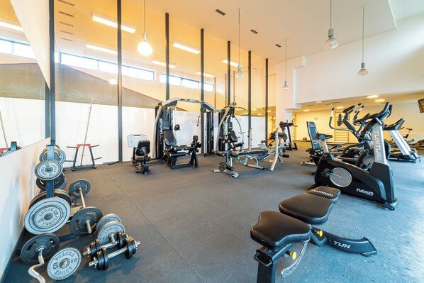 Sauna, hot tub, steam room, Thai massages, massages