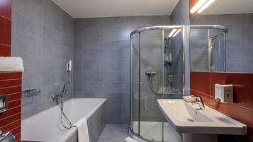 Family Room | Bathroom | Free toiletries, hair dryer, towels, shampoo