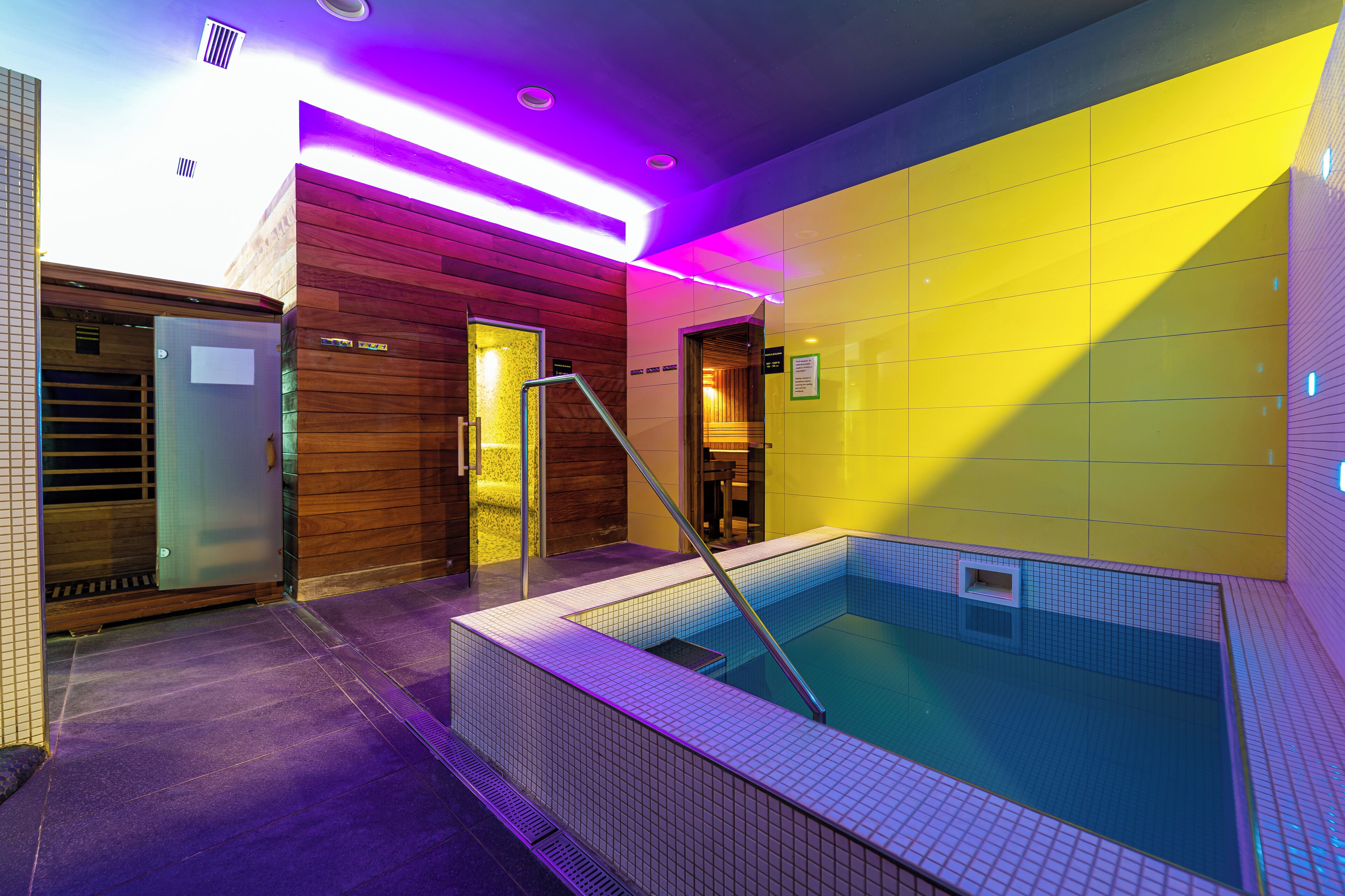 桑拿、热水浴缸、湿蒸房、泰式按摩、按摩服务