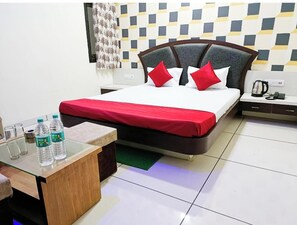 Desk, free WiFi, bed sheets - Hotel Shree Rajrajeshwar Palace (Maheshwar)