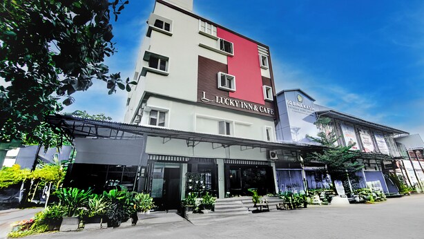 A multi-story building with a sign for 'Lucky Inn & Cafe' and 'SOBINA KASIH'. - OYO 94781 Hotel Lucky Inn Makassar (Makassar)
