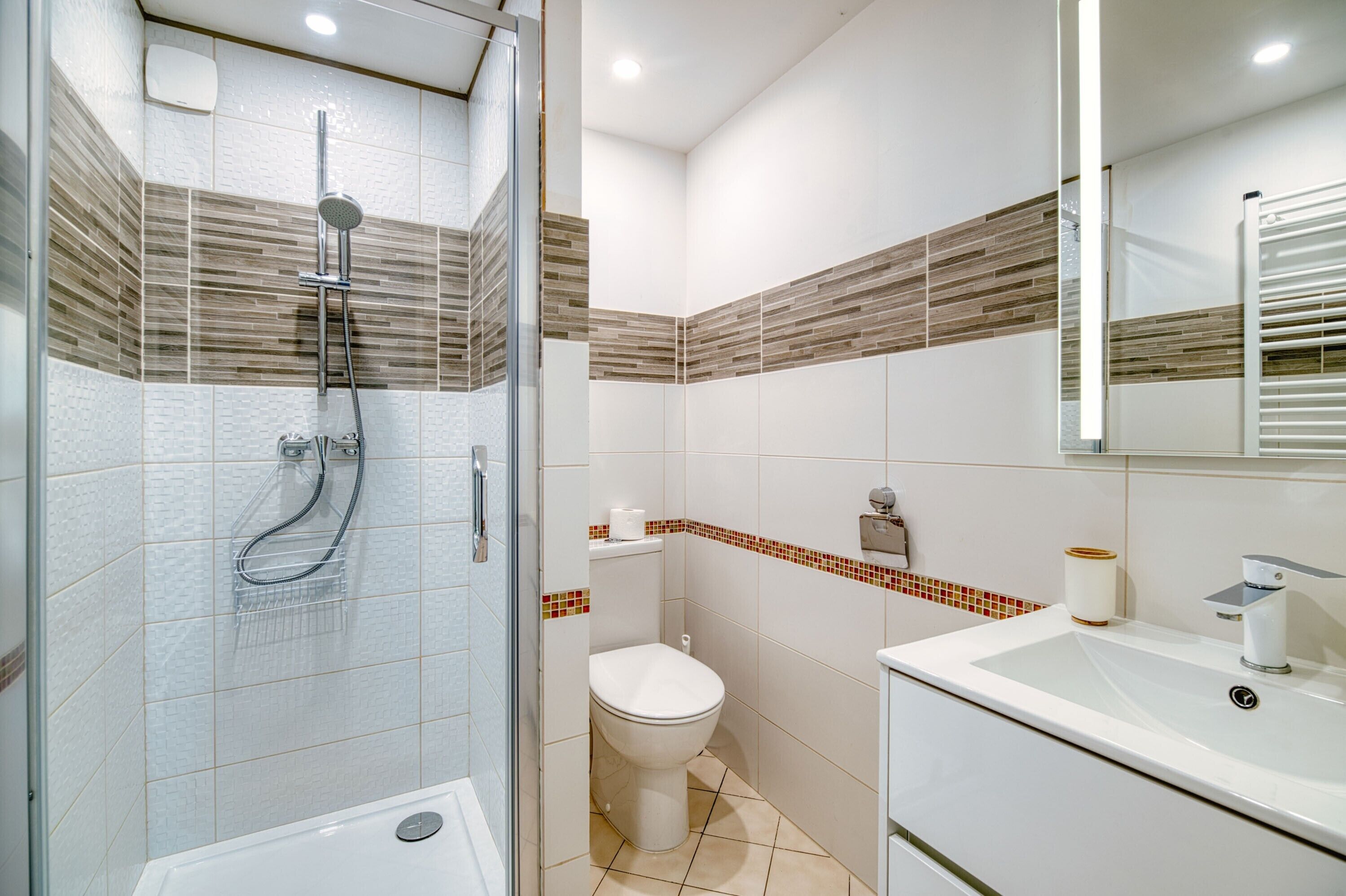 Douche, sèche-cheveux, serviettes fournies