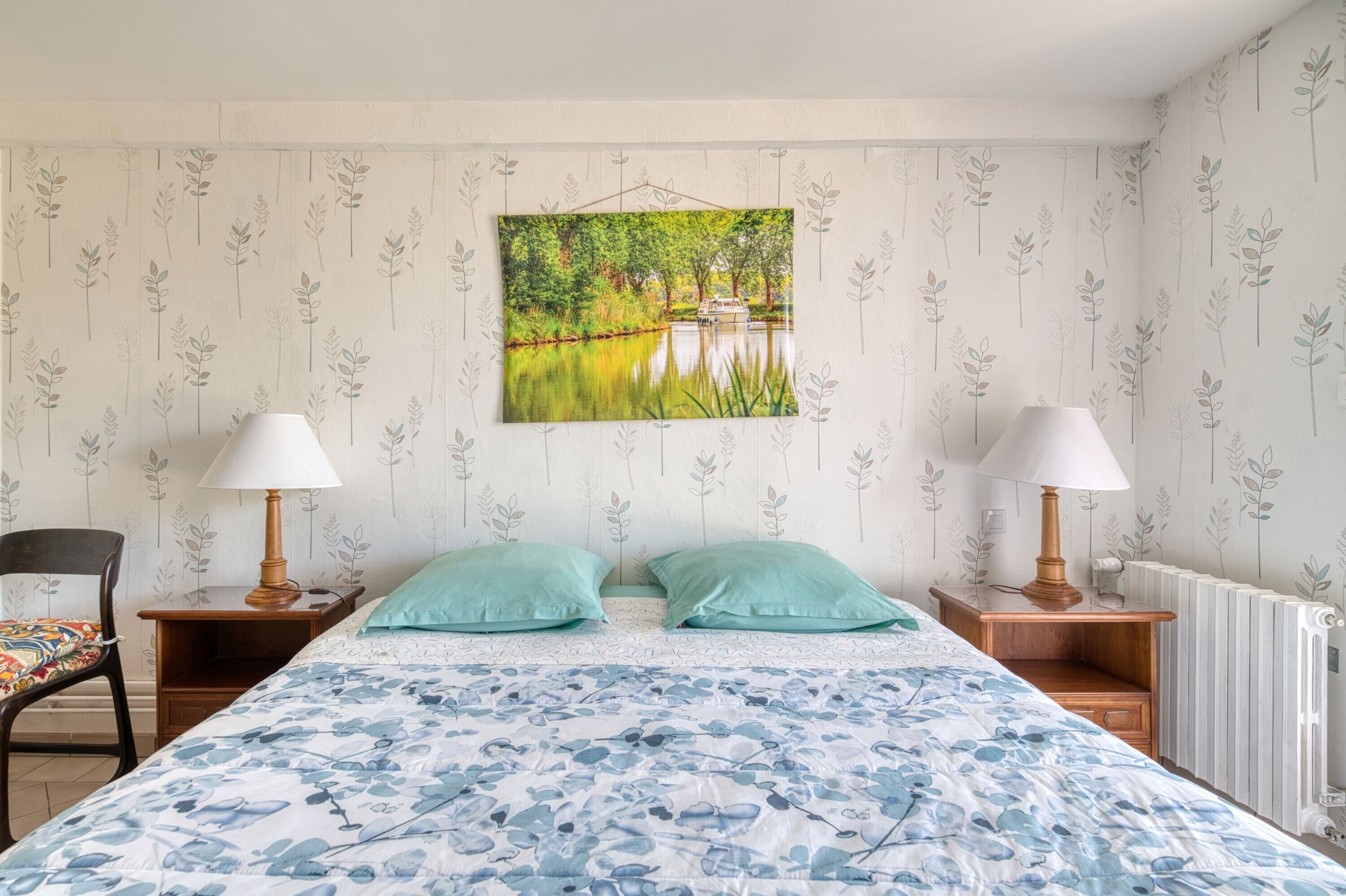 1 dormitorio, tabla de planchar con plancha, wifi y ropa de cama