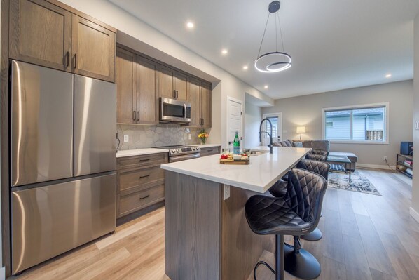 Fridge, microwave, oven, stovetop - 3 BDRM Mountain View Condo in Radium Hot Springs, BC with Pool Table (Radium)