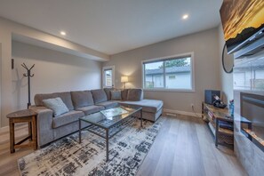 Smart TV, fireplace - 3 BDRM Mountain View Condo in Radium Hot Springs, BC with Pool Table (Radium)