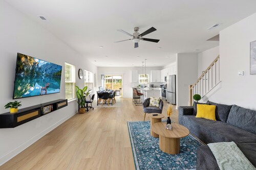 Luxury 8BR Home / Hot Tub / Game Room / Sleeps 20