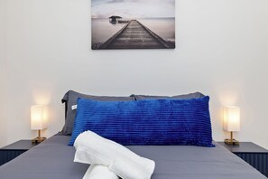 8 chambres, fer et planche à repasser, Wi-Fi, draps fournis