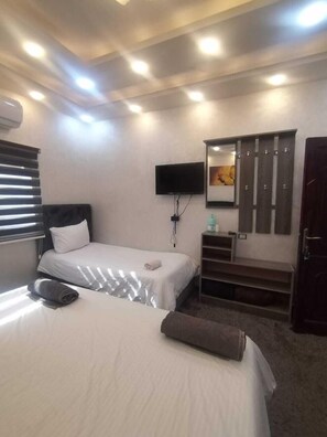 Comfort Triple Room, City View | Bathroom