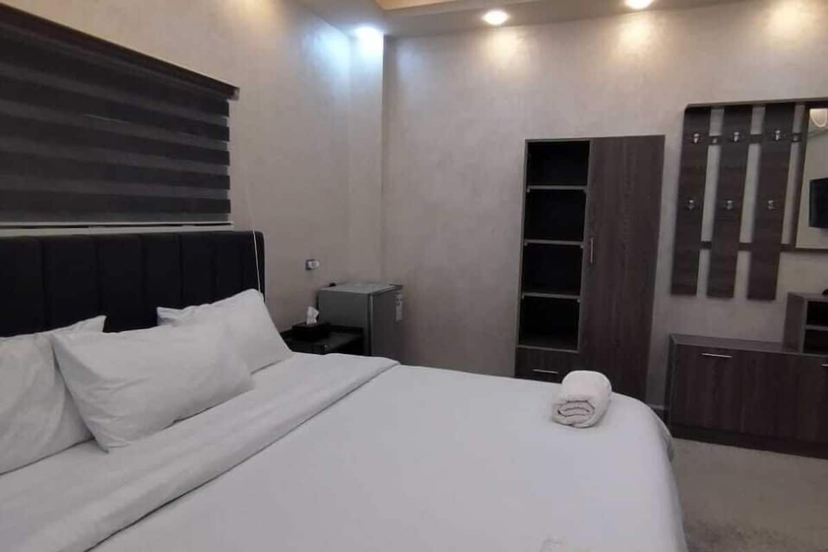 Comfort Triple Room, City View | Dihias secara berasingan, dilengkapkan perabot secara berasingan