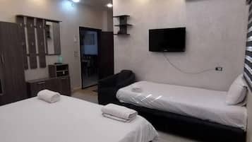 Comfort Triple Room, City View | Living area