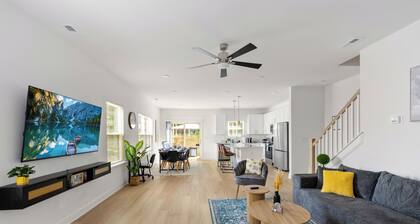 Uptown Retreat Sleeps 10 w/Hot Tub, Games /Fenced