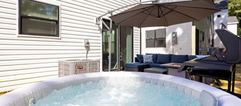 Uptown Retreat Sleeps 10 w/Hot Tub, Games /Fenced