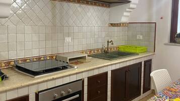 Kühlschrank, Mikrowelle, Wasserkocher, Hochstuhl