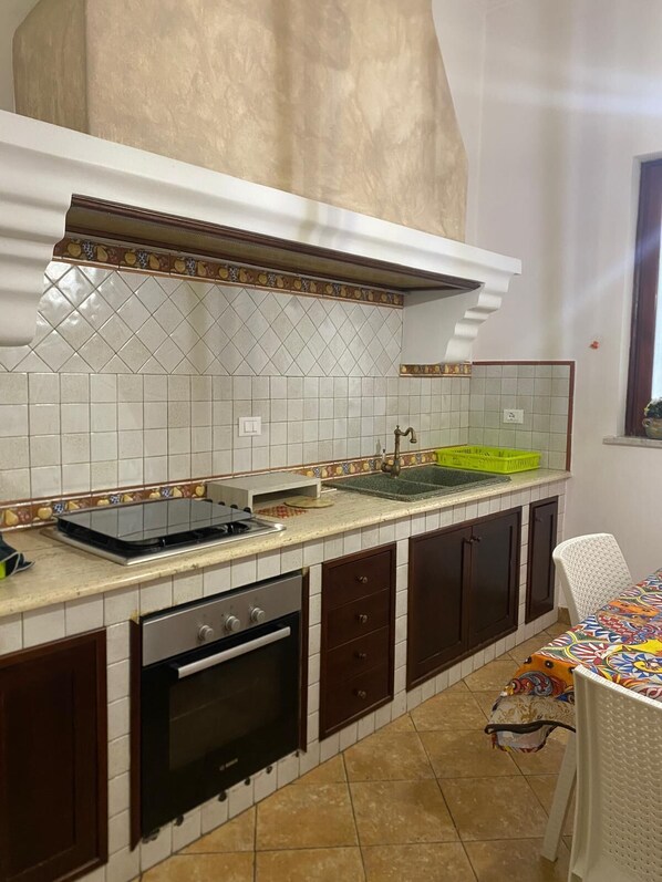 Kjøleskap, mikrobølgeovn, vannkoker og høy barnestol