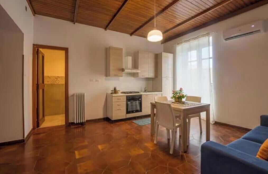 Appartement Classique, balcon, vue ville | Cuisine privée | Réfrigérateur, micro-ondes, bouilloire électrique, chaise haute