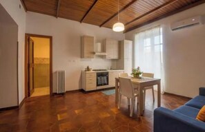 Classic-huoneisto, parveke, kaupunkinäköala | Yksityinen keittiö | Jääkaappi, mikroaaltouuni, vedenkeitin, syöttötuoli