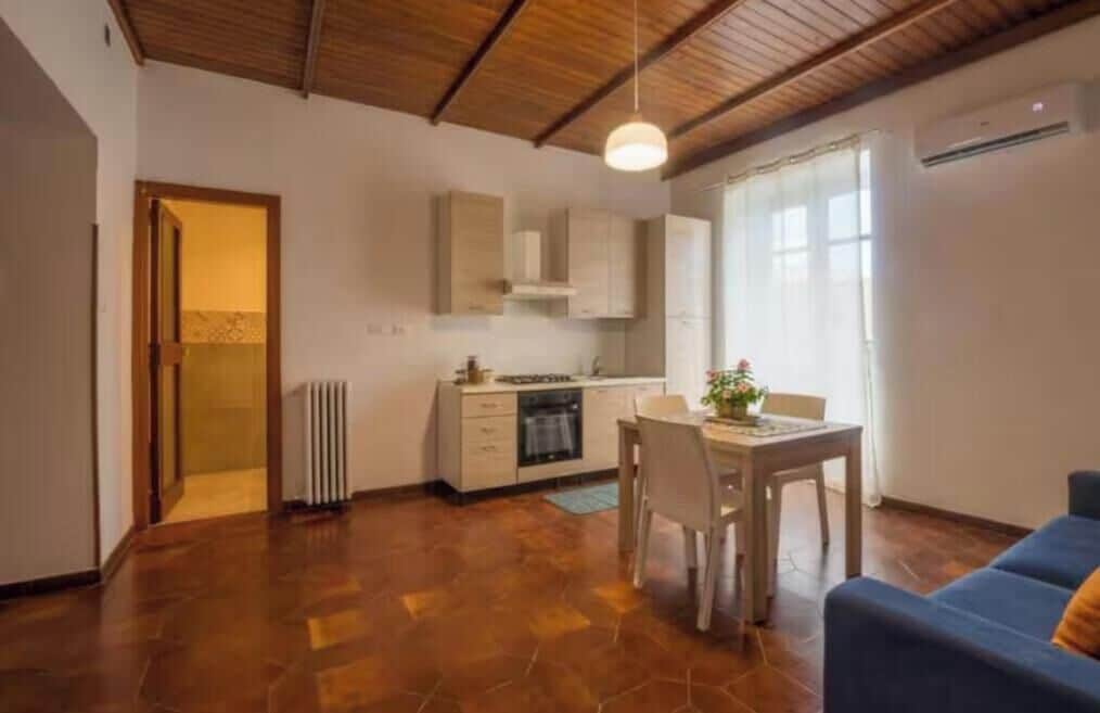 Kühlschrank, Mikrowelle, Wasserkocher, Hochstuhl