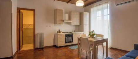 Een koelkast, een magnetron, een waterkoker, een kinderstoel