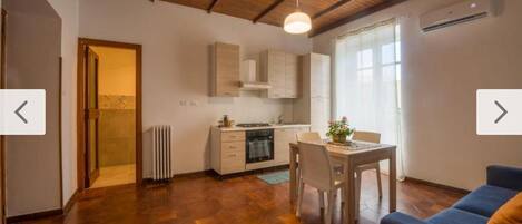 Duplex Comfort - utsikt mot staden | Eget kök | Kylskåp, mikrovågsugn, ugn och spishäll