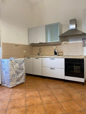 Lägenhet Comfort - balkong - utsikt mot staden | Eget kök | Kylskåp, mikrovågsugn, ugn och spishäll