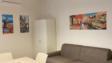 Apartamento clássico, sacada, vista para a cidade | Área de estar | TV de tela plana