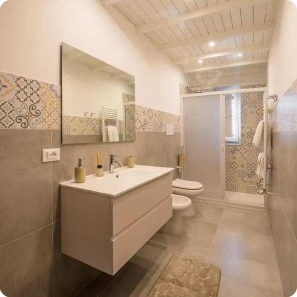 Familienapartment, Balkon, Stadtblick | Badezimmer | Dusche, Haartrockner, Handtücher, Seife