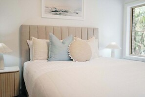 Desk, iron/ironing board, WiFi, bed sheets