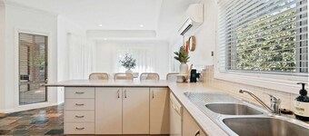 Gemburra By Coast Hosting | 2 Min Walk to Beach