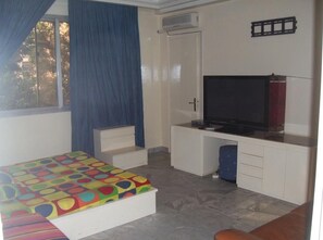 1 habitación, tabla de planchar con plancha, wifi y ropa de cama