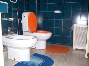 Secadora de cabello, bidet, toallas, jabón 