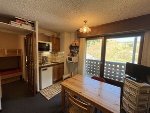 Réfrigérateur, four à micro-ondes, un four, cafetière-théière