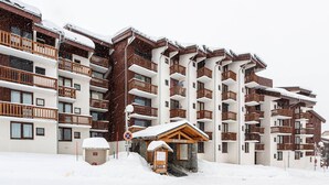 A multi-story hotel with balconies, a ski lift, and a small wooden building labeled "LES HAMEAUX 1". - Charming apartment for 4 with mezzanine, near slopes in Plagne Villages (Plagne Villages)