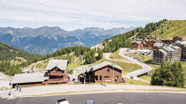 A mountain lodge with a ski lift, surrounded by mountains and a parking area. - Charming apartment for 4 with mezzanine, near slopes in Plagne Villages (Plagne Villages)