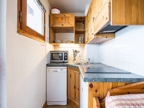 Réfrigérateur, four à micro-ondes, surface de cuisson, lave-vaisselle