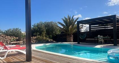 Amazing private-pool Villa in Villaverde