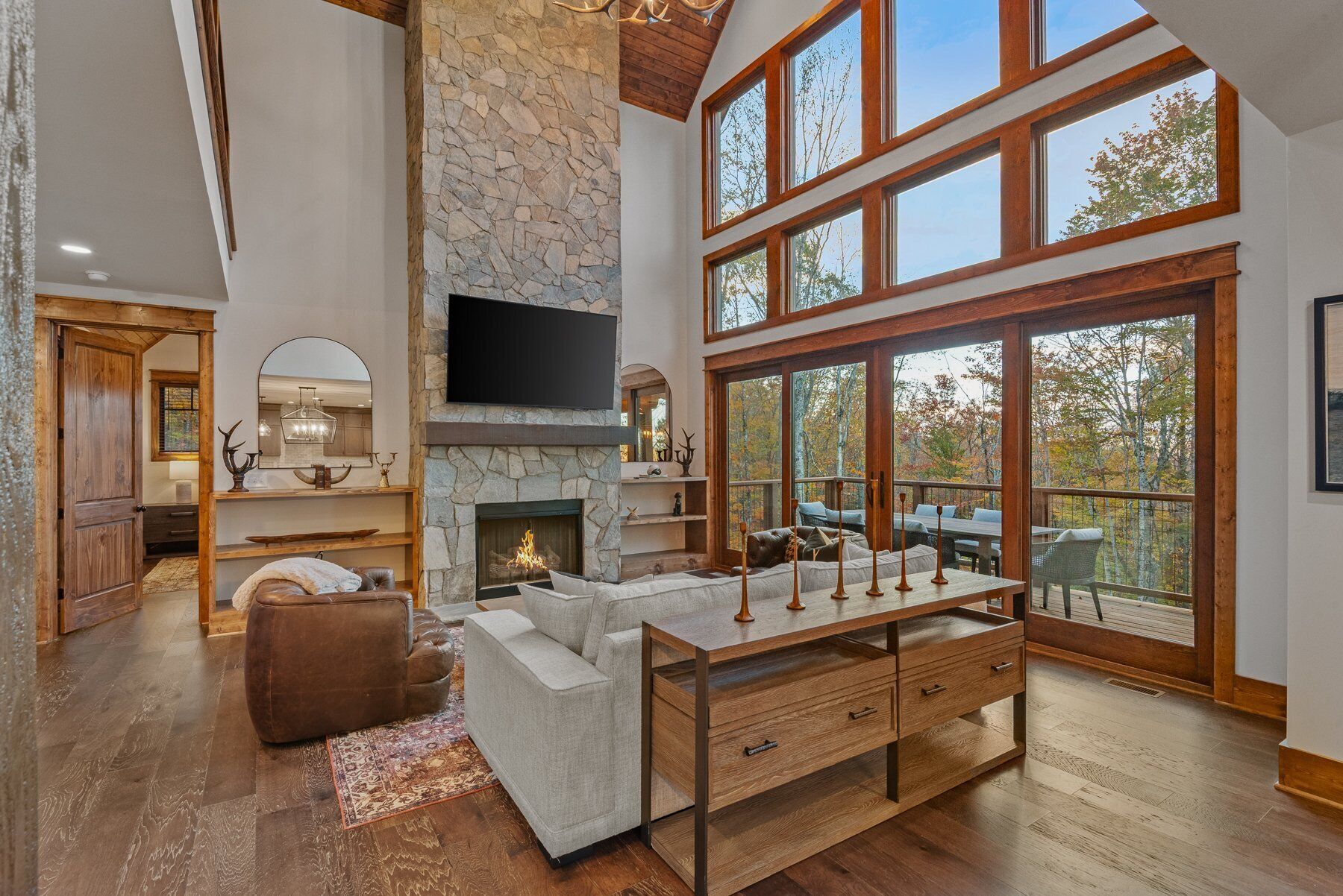 Smart TV, chimenea y libros 